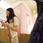 アクセ店員に粘着 何度もカウンターから呼び出し純白Pを撮影